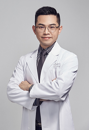 一張含有 服裝, 人員, 外套, 領子 的圖片自動產生的描述