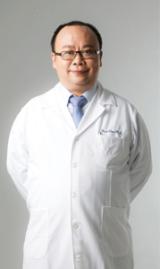 一張含有 服裝, 襯衫, 人員, 醫療 的圖片AI 產生的內容可能不正確。